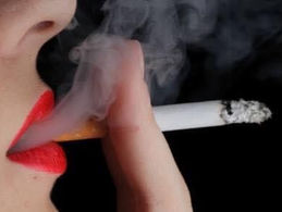 Mujeres fumadoras podrían padecer menopausia temprana, revela estudio