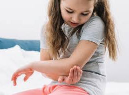 Artritis infantil: ¿cuáles son sus causas y qué tratamientos se pueden emplear?