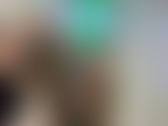 Zwei BrewTal Bierflaschen (HEESCH Modern Pilsner) vor leuchtendem BrewTal Neonlogo an der Wand