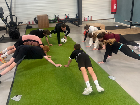 Stage préparation physique jeunes 10-13 ans avril 2025 : coordination, gainage, vitesse, renforcement, tests physiques. Ateliers adaptés et ludiques pour découvrir les bases de l'entraînement sportif.