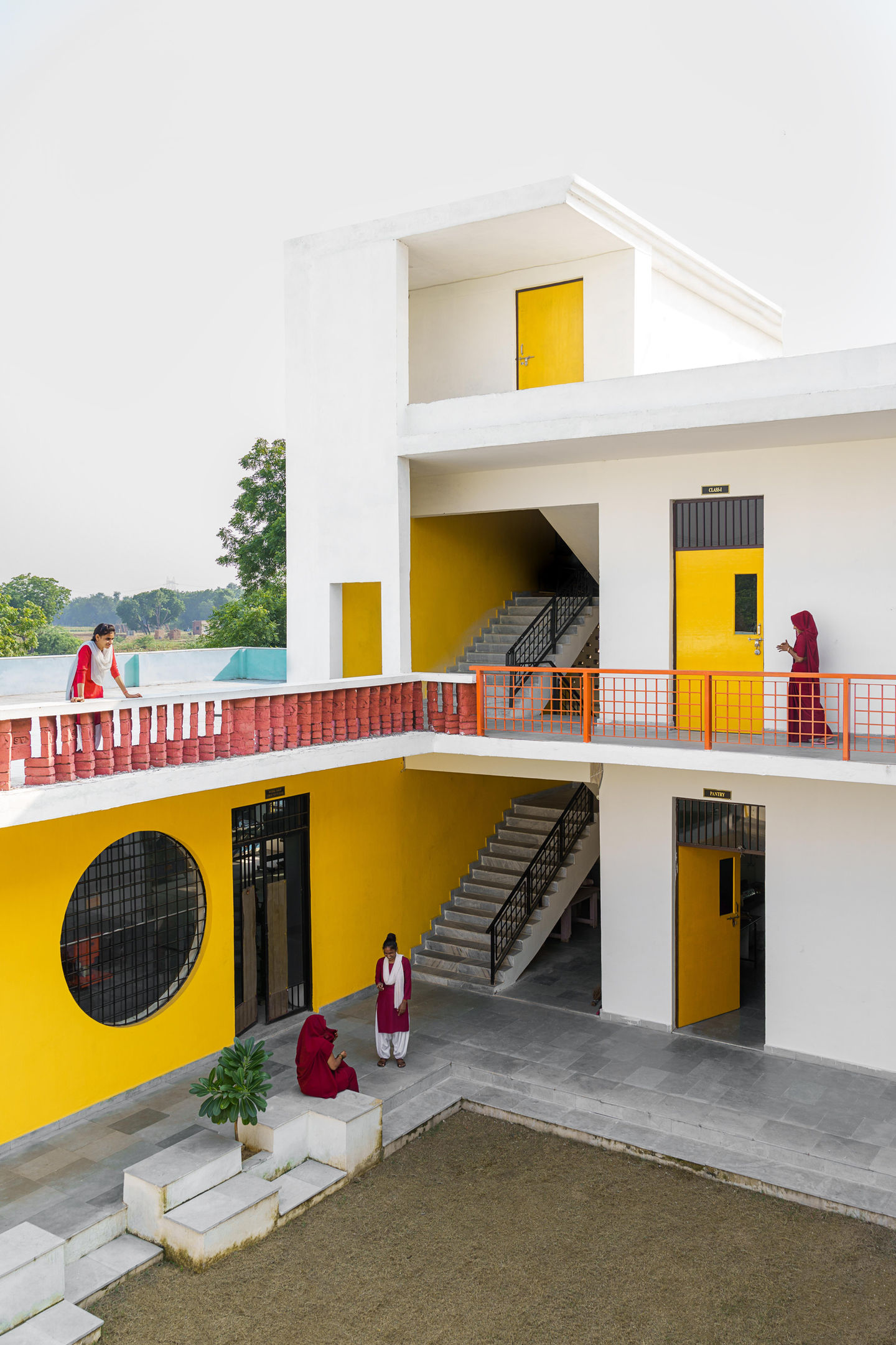 Capturing different viewpoints into the courtyard