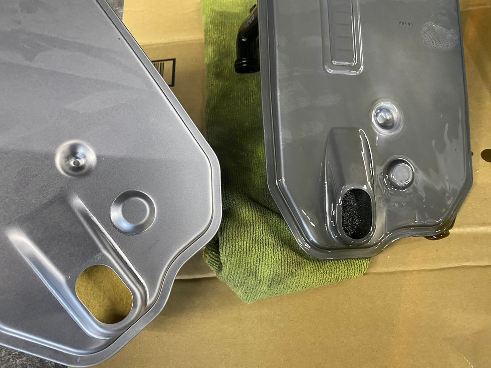 左新品オイルフィルター、右外したオイルフィルター