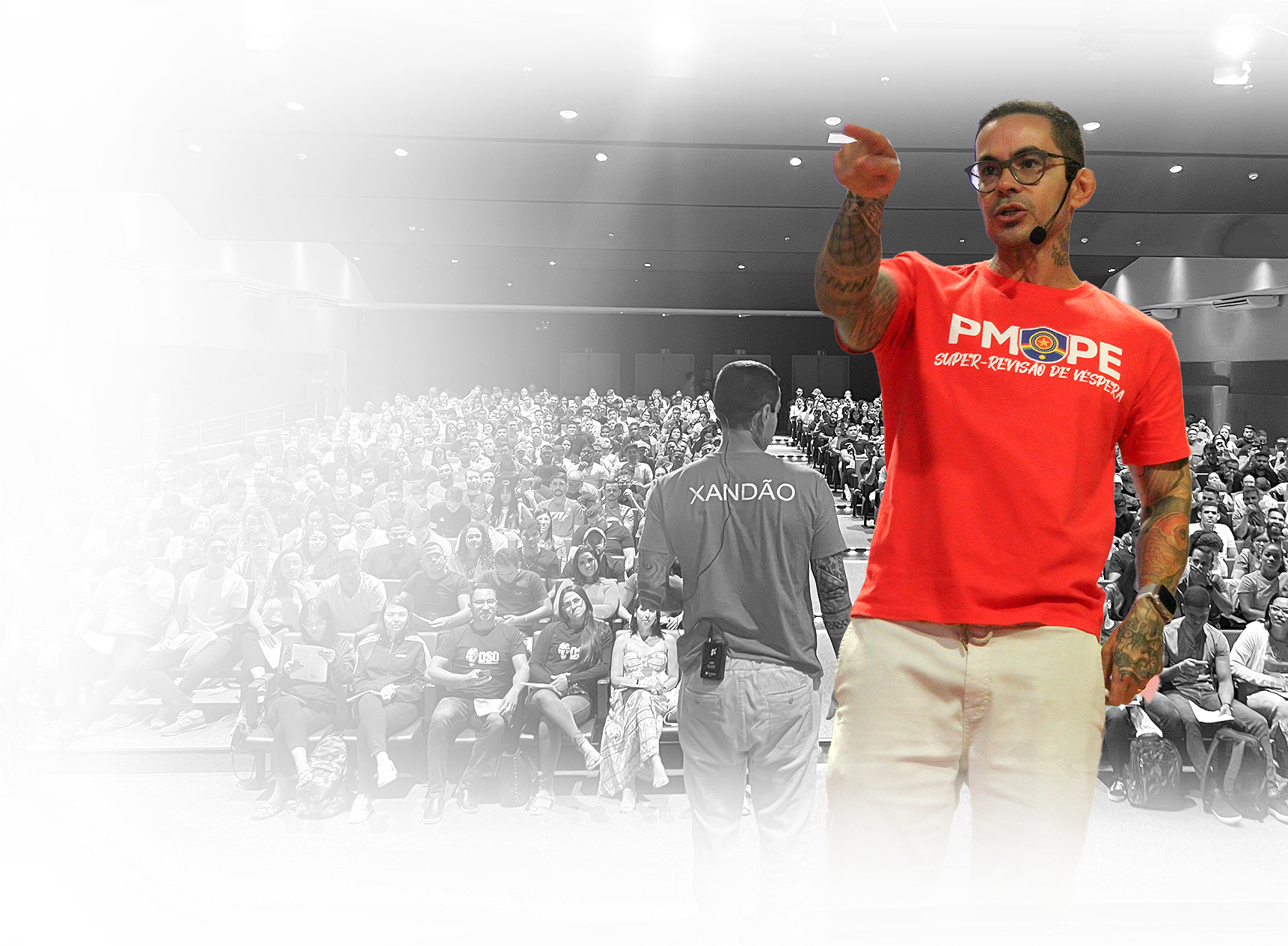 prof Alexandre Soares no palco em palestra