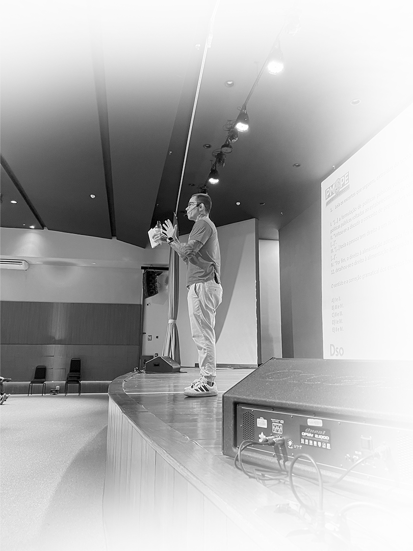 Prof. Alexandre Soares no palco se apresentando