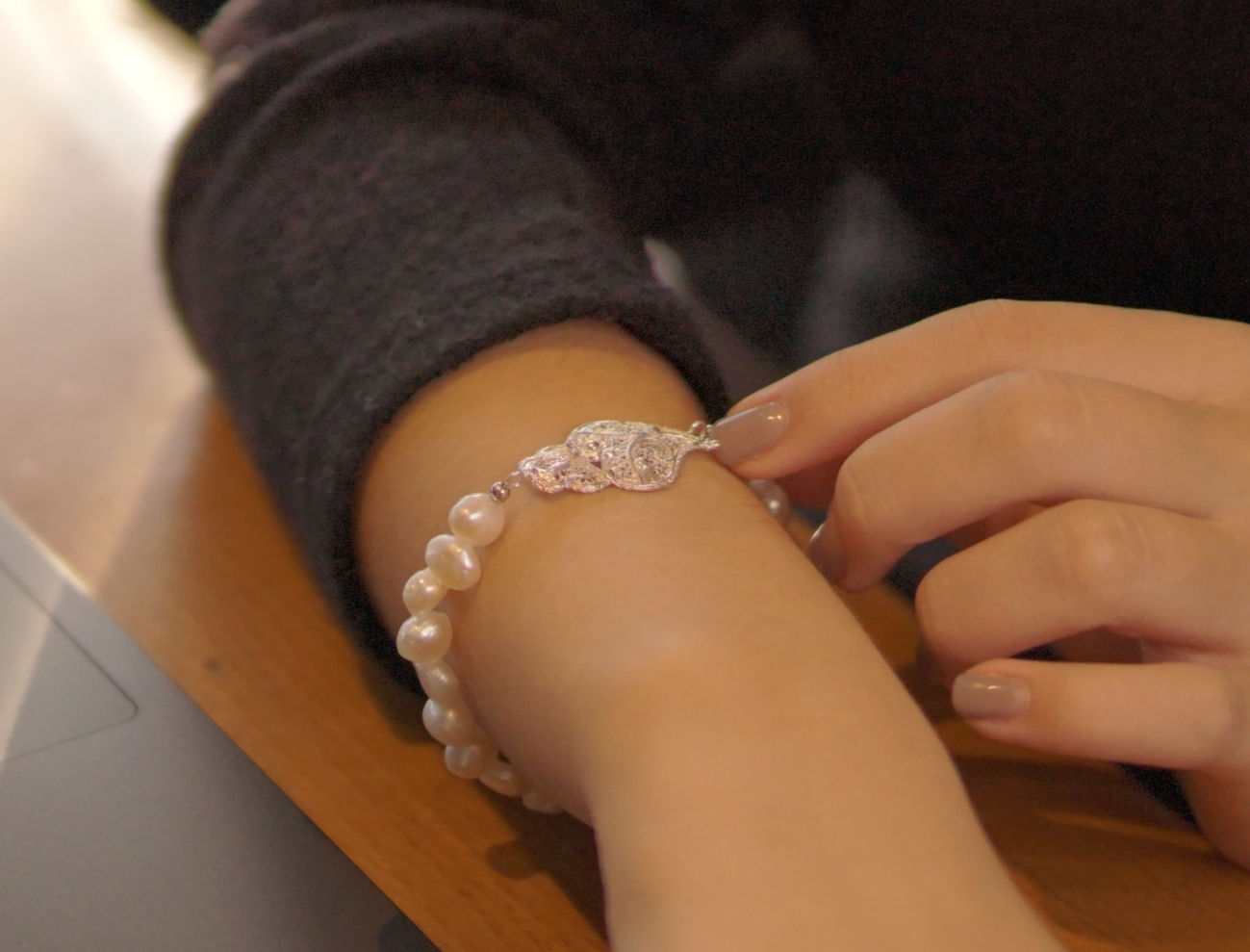 Pulseira pérolas sintéticas com coração de Viana - Ref.pul078