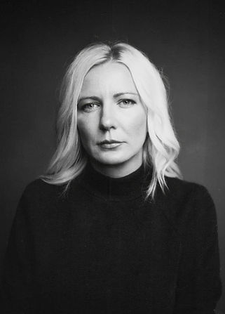 L’artista i fotògrafa documental ucraïnesa Alena Grom va néixer a Donetsk. A l’abril de 2014 es va veure obligada a abandonar la seva ciutat natal a causa del conflicte militar a l’est d’Ucraïna. Des de 2017 viu a Bucha, una ciutat prop de Kíiv. Després de la invasió russa a gran escala el febrer de 2022, Grom i la seva família es van convertir en refugiats per segona vegada, tot i que van tornar després de l’alliberament de Bucha.

Aquestes experiències han influït profundament en la seva pràctica artística. La fotografia ha estat per a ella una forma de resistència i supervivència que li permet afrontar les realitats traumàtiques de la guerra. Des de 2016, Alena Grom centra el seu treball en llocs afectats per l’agressió militar, documentant la vida de víctimes de guerra, migrants i refugiats.

Grom treballa a la intersecció entre el reportatge social i la fotografia conceptual, sovint desenvolupant els seus projectes des de la primera línia del conflicte. Considera la seva “missió” documentar la vida de les persones atrapades en les anomenades “zones grises” o en territoris propers als fronts militars. A través de les seves imatges vol informar la comunitat internacional sobre la complexitat de la vida en temps de guerra i les tragèdies que comporta. Tanmateix, les seves fotografies no es limiten a il·lustrar el dolor o el dol: un dels temes centrals del seu treball és la persistència de la vida enmig de l’adversitat.

Alena Grom ha estat guardonada i reconeguda en nombrosos concursos internacionals de fotografia.