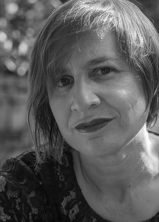 Artiste visuelle dont la pratique se concentre sur l’exploration des traces du passé et de leur reflet dans le présent, avec une attention particulière portée aux contextes migratoires et à la perception de l’espace. Formée aux Beaux-Arts, elle a commencé sa carrière professionnelle dans le secteur numérique avant de revenir à sa pratique artistique en 2015. Son œuvre a été présentée dans des expositions personnelles au sein d’institutions culturelles à Malte, ainsi que dans des expositions collectives à Malte, en France et en Suisse. Elle a développé des installations immersives telles que The Last Breath, reconnue par des prix artistiques et des festivals internationaux, notamment lors de sa présentation au festival européen de photographie Circulation(s) à Paris. Son travail a reçu des prix et des mentions spéciales dans des concours internationaux de photographie contemporaine. En 2024, elle a publié son premier livre photographique, Malta - Tunis - Marseille, avec le soutien de programmes internationaux dédiés à l’édition de livres photographiques. Parallèlement à sa pratique artistique, elle enseigne la photographie et anime des ateliers créatifs pour différents publics.