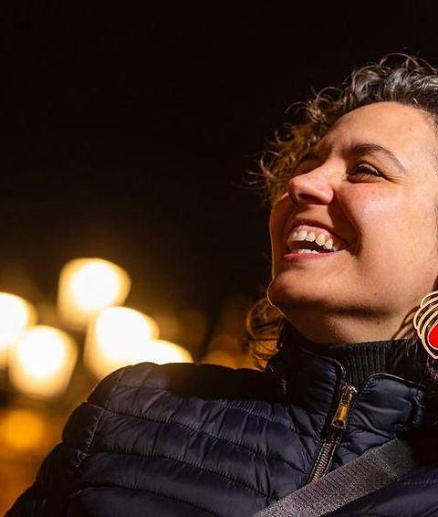 Tanitart è Paloma Masnou, artista spagnola laureata in Belle Arti e con un master in Gestione Culturale. La sua pratica artistica indaga ed esplora la simbiosi tra pittura e fotografia, combinando tecniche sperimentali, tradizionali e digitali per creare nuove texture pittoriche. È interessata a creare spazi intimi da cui celebrare la sensibilità, la tenerezza e il silenzio. Lo stile pittorico delle sue opere cerca di evocare la natura e la forza del femminile, andando oltre la superficie delle forme.
È membro di MAV, Mujeres en las Artes Visuales, e ha partecipato a mostre personali e collettive a Barcellona, Girona, Malaga, Valladolid, nelle Asturie e a Salamanca.