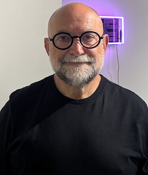 Artista visual format a l’Escola Massana de Barcelona, la seva pràctica s’ha desenvolupat des de finals dels anys vuitanta en la pintura, la fotografia analògica i la instal·lació. El seu treball reflexiona sobre la percepció canviant de l’existència, amb una atenció especial a la memòria com a part essencial de la identitat. El procés ocupa un lloc central en la seva obra, entès com un territori on s’acumulen el gest, el temps i l’experiència. Treballa amb material fotogràfic anònim, com negatius, còpies antigues i objectes trobats, que manipula i recontextualitza mitjançant tècniques com la cianotípia, l’emulsió líquida i el collage, reivindicant allò físic, fràgil i tàctil davant la desmaterialització digital. La seva obra ha estat exposada en ciutats com París, Osaka, Kyoto, Londres, Nova York, Berlín, Buenos Aires, Manizales, Madrid i Barcelona, i en festivals com Panoràmic, el 20/20 Photo Festival de Filadèlfia, LensCulture Discoveries, Tbilisi Art Fair, Photopatagonia, el Festival Internacional de la Imatge de Manizales, InCadaqués i Revela’t. La sèrie ReVers va rebre una menció especial del jurat als LensCulture Art Photography Awards i el BIPA 2019 Best Portfolio Award, mentre que Disclosed Memory va ser seleccionada per a la International Print Exhibition IPA159 de la Royal Photographic Society. Ambdues sèries van ser finalistes dels Premis Fundació Vila Casas.