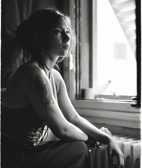 Viktoria Chocholová (2003) è un'artista emergente della fotografia slovacca, attualmente residente tra Bratislava (Slovacchia) e L'Aia (Paesi Bassi). Il lavoro di Chocholová esplora temi come le dinamiche familiari e il patrimonio culturale, le questioni ecologiche e sociali contemporanee, l'analisi di diverse comunità e sottoculture o le relazioni tra persone e luoghi. Chocholová sperimenta diversi approcci documentaristici, come l'antropologia visiva o le narrazioni incentrate sui personaggi, utilizzando la fotografia come strumento per osservare, esaminare e comprendere il comportamento umano e i suoi fattori esterni. Con il suo lavoro, Chocholová utilizza la fotografia per generare un senso di compassione e comprensione reciproca tra lo spettatore e il soggetto, con l'obiettivo di innescare un dialogo tra i due. Le opere di Chocholová sono state esposte in paesi come Slovacchia, Slovenia, Paesi Bassi o Italia e sono state riconosciute da riviste come Paradajs Photo Magazine (Slovacchia) o Il Fotografo (Italia). Ha completato gli studi presso la Scuola di Arti Applicate Josefa Vydru in Slovacchia, Bratislava (SK) nel 2022 e attualmente risiede nei Paesi Bassi, dove frequenta il corso di laurea triennale in Fotografia presso la Royal Academy of Art dell'Aia (NL).