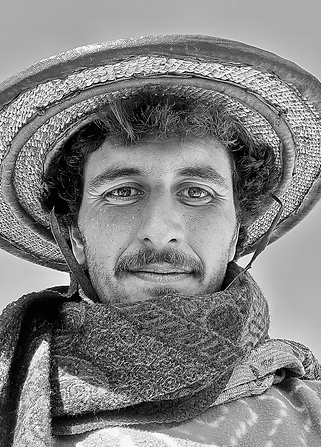 Artista visual cuya práctica se centra en la fotografía analógica experimental y en procesos estenopeicos de larga duración, con una dedicación específica a la solarigrafía. Su trabajo investiga la relación entre la luz, el tiempo y la naturaleza mediante el uso de cámaras hechas a mano, a menudo construidas con materiales reciclados, que exponen papel fotográfico durante meses. El resultado es una huella directa del paso del tiempo, nacida del diálogo entre el sol, el clima y el azar. Su investigación explora cómo la simplicidad, la paciencia y la experimentación analógica pueden ampliar nuestra percepción del mundo. En 2025 desarrolló el primer Hyperlapse de Solarigrafía, un proyecto realizado mediante la instalación de 180 cámaras estenopeicas a lo largo de seis kilómetros de carretera en colaboración con Statens Vegvesen, integrando infraestructura pública y arte experimental. Hasta la fecha ha instalado más de 400 cámaras en diez países, consolidando una práctica que reúne ciencia, poesía y oficio analógico.