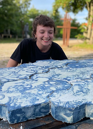 Virginia Dal Magro (Milán, Italia, 1994) es licenciada en Pintura y tiene un máster en Gráfica de Arte. Actualmente enseña Serigrafía en la Academia de Bellas Artes de Brera en Milán y dirige Spazio SERRA, un espacio expositivo sin ánimo de lucro en la estación Lancetti de Milán. Ha presentado exposiciones individuales en Italia, incluyendo Send feedback > Missing place, comisariada por Giorgio Bena, en Wild Mazzini de Turín; Can’t find a way there, try again, comisariada por Cristina Moregola, en Fondazione Bandera; y Plan B, comisariada por Luisa Turuani, en Anonima Kunsthalle, ZENTRUM, Varese. En 2018 ganó el Premio Menotrenta, con una exposición en Fabbrica del Vapore de Milán, y en 2017 el Premio Brera-Bicocca en la Universidad Bicocca de Milán.