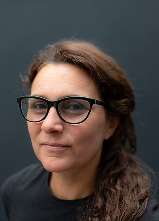 Catalina De la Cruz es una artista visual chilena con un Máster en Artes Visuales por la Universidad de Chile. Explora los aspectos técnicos de la fotografía, centrándose en procesos químicos y analógicos del siglo XIX. Innovadora en el formato del libro fotoquímico y la videografía a gran escala, aborda temas de territorio e intervención. Su trabajo enfatiza la inmersión a través de la escala y la narrativa. Ha expuesto en Chile y en el extranjero, incluyendo Estados Unidos, España, Perú, México y Brasil, con obras presentes en colecciones internacionales como la New York Public Library y la Getty Foundation. Desde hace 18 años dirige Taller Fotoquímico en Santiago de Chile, donde enseña procesos fotoquímicos del siglo XIX con aplicaciones contemporáneas. En 2016 lanzó el proyecto Taller de Libro Fotoquímico, que combina técnicas tradicionales con formatos editoriales modernos.