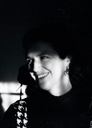 Sofía Nercasseau (Santiago, 1990) es artista visual y docente. Se graduó en la Escuela de Arte de la Universidad Finis Terrae y cuenta con un Máster en Prácticas Artísticas Contemporáneas por la misma universidad. Ha realizado residencias en Materia Gris (Bolivia), Molten Capital (Chile), Nara - Nido de Águila (Colombia) y L’Aquila Reale (Italia). Desde 2012 ha llevado a cabo proyectos y exposiciones en Corporación Cultural Las Condes, Artespacio, MAC Quinta Normal, BAJ, CV Galería, Street Kabinet (Berlín), HBK (Braunschweig), Galería Franca, CEINA, 550 y Kastanien (Berlín). Imparte Fotografía, Imágenes y Color en la Universidad Finis Terrae, así como el Taller de Interfaces en la Universidad Adolfo Ibáñez. Su investigación se centra en el estudio de la luz y su percepción, utilizando distintos medios para comprenderlos.