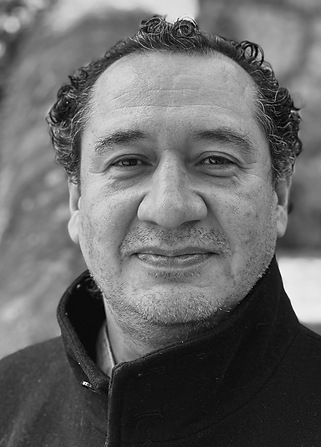 Photographe, gestionnaire culturel et chercheur avec trente ans d’expérience dans la photographie latino-américaine. Son travail réunit production artistique, recherche, enseignement et commissariat, en se concentrant sur l’iconographie mexicaine, les esthétiques populaires et les processus éditoriaux expérimentaux. Il a exposé au Mexique et au Brésil et a participé à plus de cinquante expositions collectives internationales. Il est cofondateur de la maison d’édition Inside Remoto et codirecteur de MargenFest. Il s’est formé à l’Escuela Activa de Fotografía et est titulaire d’une licence en histoire ainsi que d’un master en études latino-américaines de l’UNAM, avec une spécialisation en histoire de l’art. Parmi ses publications figurent les livres photographiques Ixtlán (2019) et Nodos (2022). Il a été finaliste du Prix latino-américain de publication FELIFA 2023 et a dirigé Geografías del Fotolibro, un projet de recherche sur les éditeurs de livres photographiques en Amérique hispanophone. En 2025, il a été enseignant et artiste invité à la résidence Experimental, et a également assuré des lectures de portfolios pour la University of Applied Sciences and Arts of Hanover au Festival d’Arles.