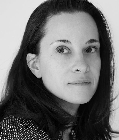La artista Flora Fanzutti cuestiona los límites del medio fotográfico y busca establecer conexiones entre superficie y profundidad. Más allá de la superficie, pone a prueba los límites de las imágenes para revelar la porosidad inherente del encuadre. Considera la fotografía una materia dinámica y subjetiva que permite el diálogo. Esta relación transformada con la fotografía se manifiesta a través de intervenciones manuales y físicas sobre el soporte, abrazando los accidentes y el azar como guías del proceso artístico. Al trabajar directamente sobre materiales fotosensibles, Flora juega con el concepto de pérdida para descubrir nuevos territorios. Trabaja desde Lyon, Francia, donde ha establecido su laboratorio en una antigua casa de conserje en el corazón de la ciudad.