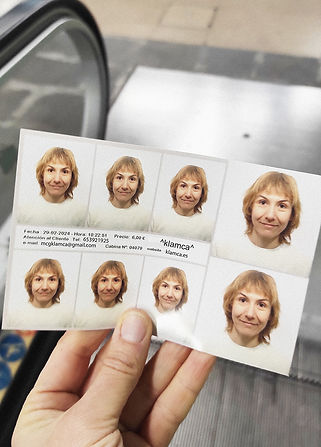 Klamca è l’alter ego dell’artista, designer, fotografa, architetta e madre Elena González Torres (Barcellona, 1976). Attualmente combina la sua attività di artista visiva con la fotografia di scena per cinema e televisione, l’insegnamento e le collaborazioni come scrittrice e fotografa per diversi mezzi di comunicazione. Sotto lo pseudonimo di Klamca, lavora con la postfotografia e il video con una forte dimensione di denuncia e critica sociale. Attraverso la manipolazione digitale di immagini appropriate, crea un universo singolare abitato da questo alter ego istrionico. Negli ultimi anni ha preso parte a diverse iniziative, residenze, mostre e azioni artistiche. Nel 2022 il progetto Borradas, historia de la fotografía è stato presentato a Barakaldo al festival BAFFEST e, alla fine dello stesso anno, la Biblioteca Centrale di Santander ha ospitato la più grande mostra dedicata finora al progetto grazie al programma curatoriale del Governo della Cantabria. Nel 2021 è stato esposto nella rete Espacios de Igualdad del Comune di Madrid. Durante lo stesso anno ha inoltre partecipato alle residenze Redes Vivas.