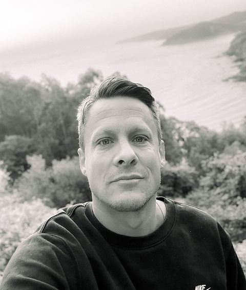 Philipp Treudt è un fotografo tedesco residente a Colonia. Dopo una formazione come media designer, ha studiato fotografia presso la Lichtblick School di Colonia. I suoi progetti documentari a lungo termine esplorano l’identità, il senso di appartenenza e la tensione tra esperienza personale e percezione sociale.
Il suo lavoro è stato esposto a livello internazionale in Germania, Paesi Bassi, Georgia e Spagna. Le sue fotografie e i suoi progetti sono stati pubblicati da DIE ZEIT, Rolling Stone, SZ-Magazin, Trouw e altre testate. Dal 2026, la sua pratica artistica è inoltre accompagnata dal fotografo e docente Peter Bialobrzeski.