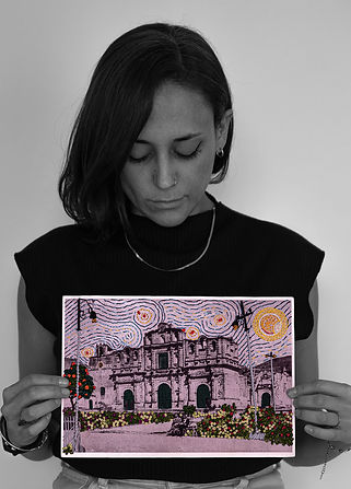 Originaria di Cajamarca, in Perù, Marystela Camacho è una fotografa e artista visiva autodidatta. Il suo lavoro combina fotografia e tecniche tessili per esplorare memorie culturali e naturali, unendo l’effimero e il permanente in composizioni caratterizzate da una forte profondità narrativa. La sua formazione come ingegnera ambientale e i suoi studi presso la Scuola di Formazione Artistica Mario Uteaga Alvarado alimentano il suo approccio alla sostenibilità e alla risignificazione dei materiali organici come mezzo artistico. Finalista al Ver Voir Festival 2024, Marystela si è distinta per la sua capacità di rivitalizzare archivi fotografici storici attraverso ricamo, pittura e incorporazione di elementi naturali. Nel 2024 ha presentato la sua prima mostra personale, Tramas Mestizas, presso il Centro Culturale Miguel Espinach, dove ha rianimato l’identità culturale di Cajamarca attraverso immagini intervenute. Dal 2019 il suo lavoro ha fatto parte di mostre collettive come la 4ª e la 5ª edizione del Salón de Fotografía Analógica La Otra Luz. Possiede inoltre un Master in Gestione del Patrimonio Culturale e Naturale presso UNIR (Spagna), che rafforza la sua visione artistica intrecciando tradizione, cultura, innovazione e sostenibilità.