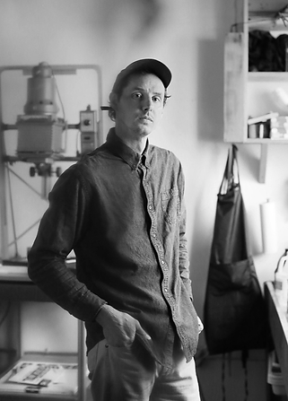 Artiste visuel et photographe américain né en 1989, sa pratique se concentre sur l’utilisation expérimentale de l’appareil photographique et des techniques alternatives de tirage afin d’explorer la matérialité du processus photographique. Son travail interroge l’expérience de l’observation du monde, en enregistrant le mouvement du corps et de l’environnement naturel à travers des gestes performatifs et des situations de hasard contrôlé. Il est titulaire d’une licence du Columbia College Chicago et a obtenu un MFA à l’University of New Mexico en 2022. Il a reçu des distinctions telles que le Penumbra Foundation Workspace Artist in Residence, la Patrick Nagatani Photography Scholarship et le Phyllis Muth Arts Award. Son œuvre a été exposée au Museum of Contemporary Photography, à l’University of New Mexico Art Museum et au Chicago Cultural Center, et publiée dans Aint Bad, Pamplemousse Magazine, Southwest Contemporary Magazine et Conveyor Studio Mercuria Ch.4. Il vit et travaille à Chicago.