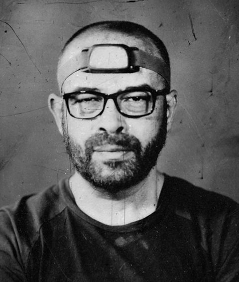 Stefan est diplômé en droit et possède 15 ans d’expérience dans la pratique du droit des faillites. Il a quitté sa carrière d’avocat pour entrer dans le monde de la photographie analogique et alternative en 2007, se formant en autodidacte à la fois en photographie et en histoire de l’art. Il a commencé par tirer ses propres diapositives sur papier cibachrome, puis a exploré différentes techniques historiques telles que le cyanotype, la gomme bichromatée, la gomme trichrome, le charbon, les ambrotypes et l’albumine, ainsi que le développement et l’agrandissement traditionnels en chambre noire. En 2009, il a présenté une exposition personnelle de gigantesques ambrotypes de 40 x 40 cm réalisés avec un appareil photo fabriqué maison. Ces dernières années, il s’est concentré sur l’expérimentation et la combinaison de différentes techniques à la recherche de quelque chose de nouveau et d’inattendu.