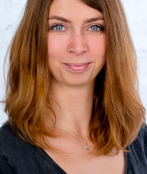Tanja è fotografa, chimica tecnica e presidente di un’associazione dedicata alla promozione dell’arte e della cultura a Magonza, in Germania. In questo spazio culturale tiene workshop sui processi alternativi come la cianotipia ed è la principale curatrice delle mostre collettive e personali organizzate nella sede ufficiale dell’associazione. La sua arte combina aspetti sociali con tecniche sperimentali come il Polaroid lift e la fotografia stenopeica, oltre alla fotografia convenzionale in bianco e nero.