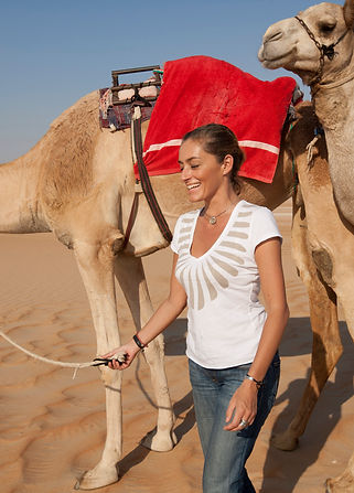 Durant més de dues dècades, Matilde Gattoni ha produït narratives visuals convincents que examinen els reptes socioambientals que configuren el nostre món. El seu treball revela el cost humà del canvi climàtic, l'explotació de la terra i els conflictes, sovint centrant-se en les comunitats indígenes i marginades més afectades per la degradació ambiental. Des de l'Àfrica Oriental fins al Sud-est Asiàtic i l'Orient Mitjà, les seves imatges s'endinsen en les vides d'aquells que naveguen per una vulnerabilitat extrema, el desplaçament i la pèrdua ecològica, sovint causats per forces fora del seu control.

Matilde ha passat els darrers nou anys desenvolupant projectes documentals de llarga durada centrats en la relació entre la humanitat i la natura. Les seves històries destaquen el coneixement ambiental i la resiliència cultural de les comunitats indígenes mentre responen a la crisi climàtica a través de pràctiques tradicionals i adaptació. Juntes, creen narratives que són profundament personals i globalment significatives.

El llenguatge visual de Matilde combina l'empatia amb l'advocacia, creant imatges que informen, ressonen i obliguen. El seu treball ha rebut nombrosos reconeixements internacionals, com ara l'IPA, Px3, LensCulture i el Camille Lepage Award 2025. A través d'una narrativa potent i una pràctica ètica, Matilde continua ampliant els límits de la fotografia documental contemporània.

El treball de Matilde s'ha exposat en institucions com ara l'Annenberg Space for Photography de Los Angeles, la Noorderlicht Gallery dels Països Baixos i Photoville de Nova York.