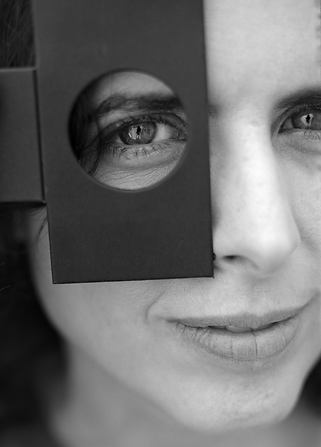 Artista visual, investigadora y gestora cultural, actualmente doctoranda en el Instituto de Artes de la UNICAMP. Es cofundadora de Projeto Subsolo, dedicado a la producción de fotografía y arte contemporáneo en Río de Janeiro entre 2005 y 2015. Su investigación se centra en la fotografía estenopeica y en procesos basados en la cámara oscura. Su obra ha sido publicada en catálogos, presentada en exposiciones en Brasil y Argentina, y forma parte de la Colección Joaquim Paiva, en depósito en el MAM Rio. Ha recibido importantes reconocimientos, entre ellos Projéteis de Arte Contemporânea, Interações Estéticas y el 13º Premio de Fotografía Marc Ferrez. Fundó Câmera Lúcida y Casa de Eva en Campinas, y fue coordinadora artística del Festival de Fotografía Hercule Florence de 2021 a 2024. En 2025 recibió el 17º Premio de Fotografía Marc Ferrez para desarrollar el proyecto Body, Camera Obscura, Uterine Device: Female Protagonism in Brazilian Experimental Photography, una investigación realizada en colaboración con Rosa Bunchaft. Este año, como parte de su investigación doctoral, transformará un contenedor marítimo en una cámara oscura. Su investigación aborda la cámara oscura como un dispositivo sensible de encuentro.