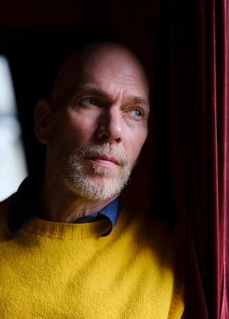 Henri Blommers (Amsterdam) és un creador d’imatges experimentals que combina fotografies analògiques amb altres tècniques com el collage i el cosit. Abans, durant o després del revelat dels seus films, hi afegeix ingredients botànics o químics segons el tema del seu projecte. Les seves imatges, posteriorment digitalitzades i sovint creades sense càmera, es materialitzen a través de diverses intervencions durant cada etapa del procés, només per tornar a ser distorsionades com una forma de reciclatge. Henri crea un refugi surrealista ple de colors brillants basat en temes socials contemporanis. Els seus projectes giren entorn del medi ambient i de la condició humana, abordant temes com la biodiversitat, l’augment del nivell del mar i la creixent digitalització.

La seva obra ha estat exposada tant a nivell nacional com internacional. El seu treball va arribar a la final dels LensCulture Art Awards el 2023 i va guanyar el Denis Roussel Award per innovacions en fotografia analògica el 2022.

Després d’una carrera en el sector de les tecnologies de la informació, es va dedicar completament a la fotografia després de graduar-se a l’Amsterdam Fotoacademie el 2010 amb un gran collage sobre la visió de la seva mare. Henri és co-creador de la revista Hello Gorgeous, que lluita contra l’estigma al voltant del VIH, i membre del col·lectiu artístic BISH. Després de passar més de tres anys sense una llar estable, va iniciar el projecte @gardenofhenri durant la pandèmia de la COVID-19, quan es trobava confinat al seu hort urbà.