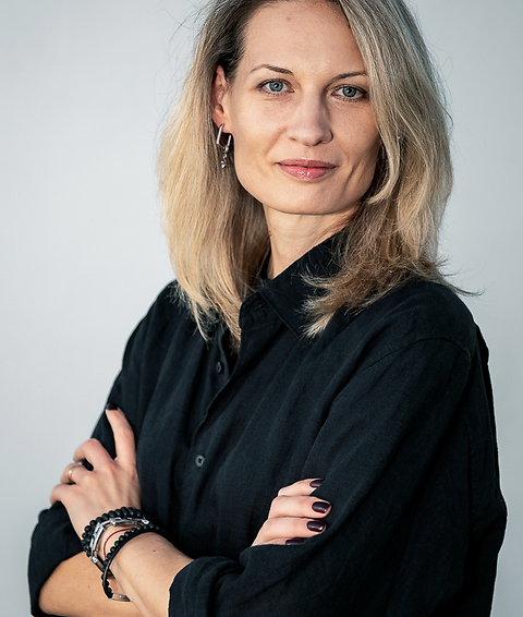 Artiste visuelle et créatrice en techniques mixtes, sa pratique associe photographie, techniques artisanales et approches conceptuelles. Après une première formation liée à la création d’images et aux processus manuels, elle a consolidé son parcours artistique à partir de 2023, en développant un travail qui aborde la mémoire, le déplacement et l’identité. Elle participe activement à des foires d’art et à des festivals internationaux de photographie en Espagne, en Italie, en Corée du Sud, au Royaume-Uni et en Ukraine, et son œuvre a été exposée dans des institutions telles que le Musée national de la céramique et des arts somptuaires González Martí à Valence, le Musée national étrusque de Villa Giulia à Rome, le Palazzo Carignano à Turin et le DongGang Museum of Photography en Corée. Ces dernières années, elle a reçu de nombreuses distinctions internationales, notamment le Grand Winner aux Black & White International Awards 2025, le Premier Prix aux Monovisions Black & White Photography Awards 2025, l’Or aux Tokyo International Foto Awards 2024 et aux Budapest International Foto Awards 2024, ainsi que le prix du CUTOUT Contemporary Collage Festival 2025. Son œuvre a été incluse dans le livre 100 Contemporary Ukrainian Photographers, publié par Form.Paris, et dans Eyes On The World, publié par Kamira Institute, Paris (2025). Elle fait partie de l’École de photographie conceptuelle et artistique MYPH.