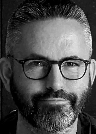 Rob Macdonald es un fotógrafo y educador del Reino Unido, conocido por su pasión por la fotografía en blanco y negro y el cuarto oscuro fotográfico. Su trabajo se centra en capturar el mundo en formato cuadrado, una práctica que comenzó con su cámara Hasselblad durante su Máster. Como fotógrafo documental, evita las escenas preparadas y la manipulación, creando en cambio imágenes que reflejan su visión del mundo, influida por la pintura, especialmente por Barnett Newman, Callum Innes y los Scottish Colourists. Sus fotografías exploran tensiones geométricas y composiciones dinámicas. Rob ha realizado exposiciones individuales desde 2006, incluyendo Brighton Photo Fringe. Actualmente es jefe de Visual Arts en Varndean College, en Brighton, y ha expuesto internacionalmente.