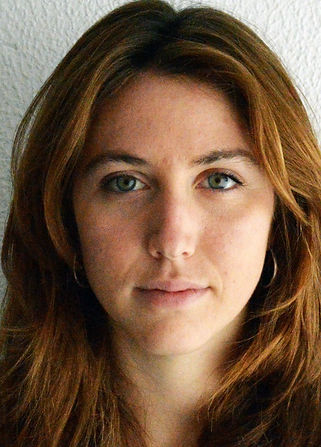 Bruna Casas Gendra (Barcelona, 1999). És graduada en Periodisme per la Universitat Autònoma de Barcelona (UAB) i té el postgrau en Fotoperiodisme per l’Institut d’Estudis Fotogràfics de Catalunya (IEFC).
Els darrers anys s’ha dedicat a documentat la crisi climàtica al Mediterrani on s’ha especialitzat en entorns marítims i pesquers, treballant sota l’aigua fent fotografia submarina i embarcada a alta mar. El seu treball combina periodisme d’investigació, drets humans i el fotoperiodisme.
Membre socia a RUIDO Photo des de 2022, on produeix reportatges fotogràfics en profunditat i dissenya i presenta propostes de finançament per a projectes d’investigació periodistica. És col·laboradora habitual de l’agència Reuters, on cobreix “breaking news”, assignacions diàries i cobertures esportives. Combina els encàrrecs d’agència amb projectes de llarga durada.
Com a ponent i formadora, ha participat en festivals i congressos com Internazionale, IPI Congress i DIG Festival, impartint tallers per a professionals sobre com fotografiar la crisi climàtica i desenvolupar peces informatives sòlides.
Ha rebut tres beques de Journalismfund Europe —entre elles The Erasure of Traditional Fishermen i Empty Cities— i està treballant en una nova investigació sobre el frau alimentari a Europa. Ha estat finalista de la Beca Joana Biarnés (Photographic Social Vision) i seleccionada pel NYT Portfolio Review.