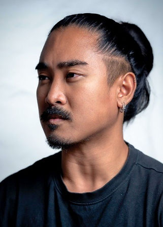 Axel Jhon Miranda (Barcelone, 1998). Il a étudié les beaux-arts à l’Université de Barcelone ainsi qu’à l’Institut d’Estudis Fotogràfics de Catalunya (IEFC), où il a suivi des spécialisations en photojournalisme et en photographie documentaire.
Depuis lors, il a collaboré avec des médias et des agences tels que SOPA Images, Reuters, La Directa, Europa Press, entre autres. Son travail se concentre sur les crises humanitaires, les conflits sociaux et politiques, les migrations et les communautés migrantes, ainsi que les crises environnementales, toujours sous l’angle des droits humains. Son activité journalistique se développe principalement à travers la photographie, mais il travaille également en production, postproduction et étalonnage colorimétrique pour la vidéo et le multimédia.
Il a été récompensé par plusieurs prix catalans, tels que MiraVisions (2024), TransHumant (2024) et le Prix Diomira (2024), et a reçu le soutien de projets de l’Union européenne comme Are We Europe, en plus de collaborer avec différentes agences de presse internationales.
Axel est devenu membre de l’organisation RUIDO Photo à Barcelone en 2025.