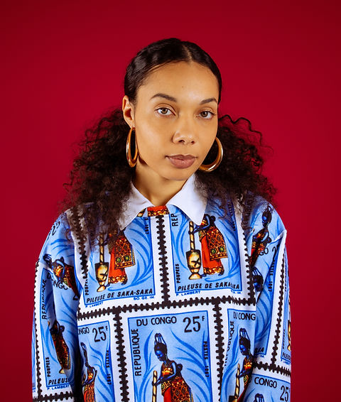 Laureata in sociologia, fotografa, regista e designer, Sabrina Onana è un'artista italo-camerunense di 27 anni. Ha conseguito un Master in sociologia contemporanea presso l'ENS Paris-Saclay e la Sorbona, dopo una laurea triennale in scienze sociali e politiche presso l'Università Paris Dauphine. Proseguendo la sua carriera accademica, il suo lavoro cinematografico e fotografico riflette il suo interesse per le principali questioni sociali contemporanee. Utilizza la sua competenza e le sue capacità interpersonali per guidare e sostenere progetti all'intersezione tra ricerca, giornalismo, arte e cultura. I suoi film sono stati selezionati, proiettati e premiati in oltre 60 festival internazionali. Al crocevia tra fotografia concettuale, satira sociale, surrealismo, rinascimento di Harlem e tableau vivant, il suo stile visivo fonde colori audaci, creatività e acutezza analitica. Racconta, con originalità, sensibilità e rilevanza, le sfide del nostro tempo, sensibilizzando al contempo su cause universali.