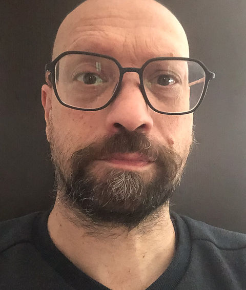 Lorenzo Vecchio, nato nel 1982, vive a Roma, dove si è laureato nel 2006 in Scienze Cognitive presso la Facoltà di Psicologia de La Sapienza. Dal 2012 lavora come freelance nel settore audiovisivo, collaborando con varie produzioni di documentari, film, videoclip e cortometraggi. In fotografia ha preso parte a eventi commerciali, editoriali e musicali, lavorando sia in produzione sia come fotografo e assistente fotografo. Nel 2016 è stato invitato a esporre il suo progetto Crash al festival FotoLeggendo presso Officine Fotografiche.