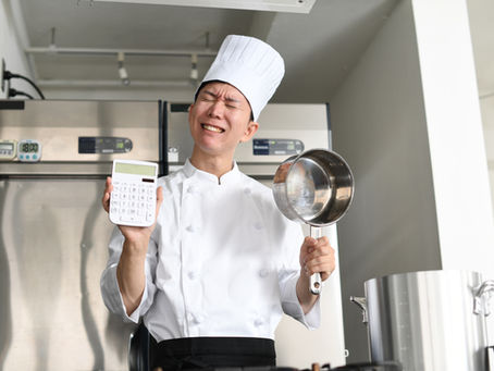 Chef preocupado por costos, impuestos y facturas.