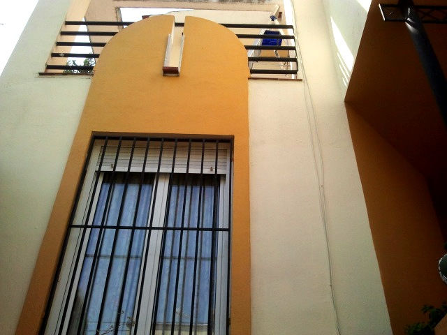 Exterior en blanco y tonos ocres.
