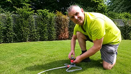 Installation einer Wasseranlage mit Schläuchen und Sprenklern. Auch eine Schaltuhr ist installiert. Bewesserungen werden immer wichtiger damit man unabhängiger bleibt.