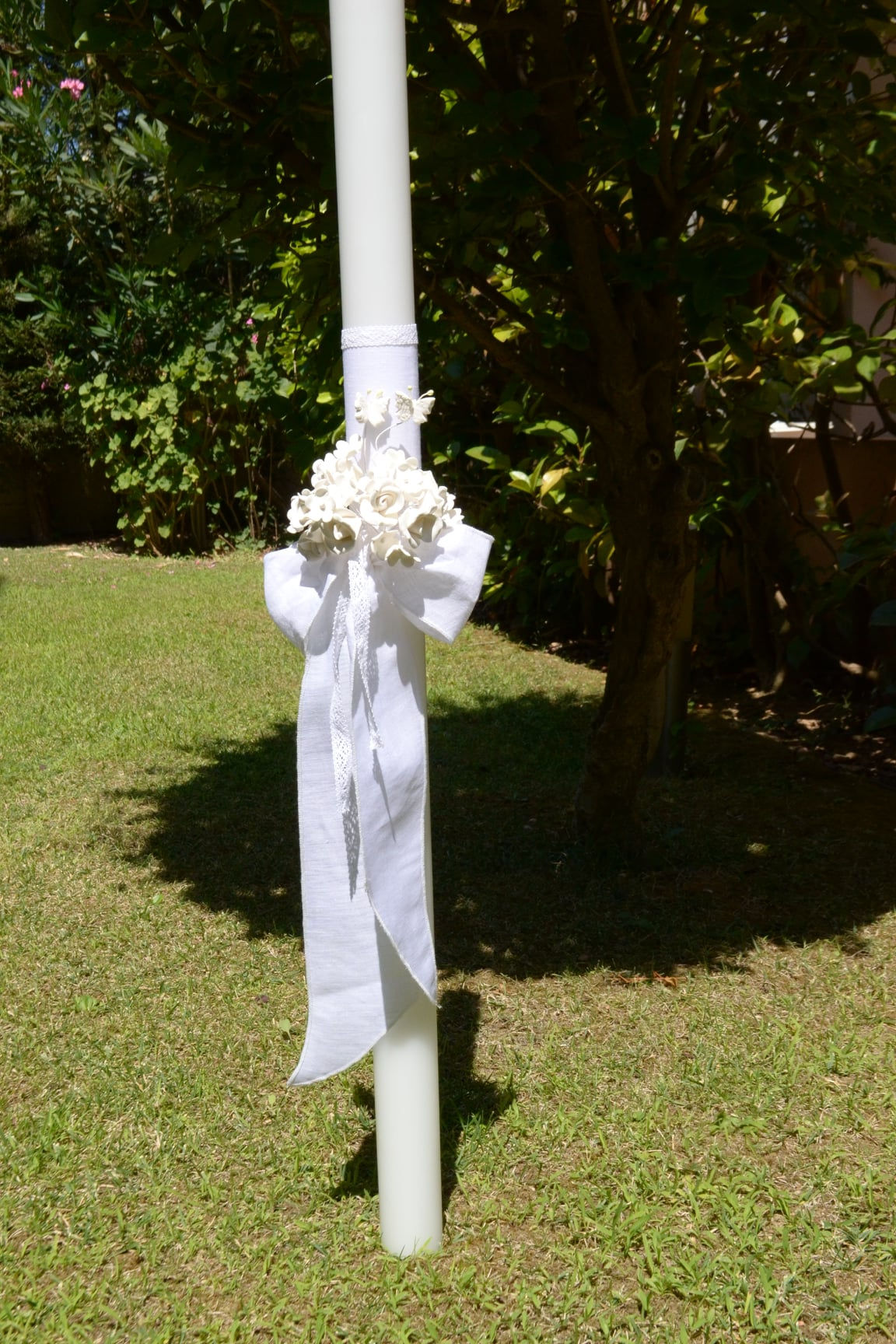 Λαμπάδα βάπτισης με χειροποίητα λουλούδια