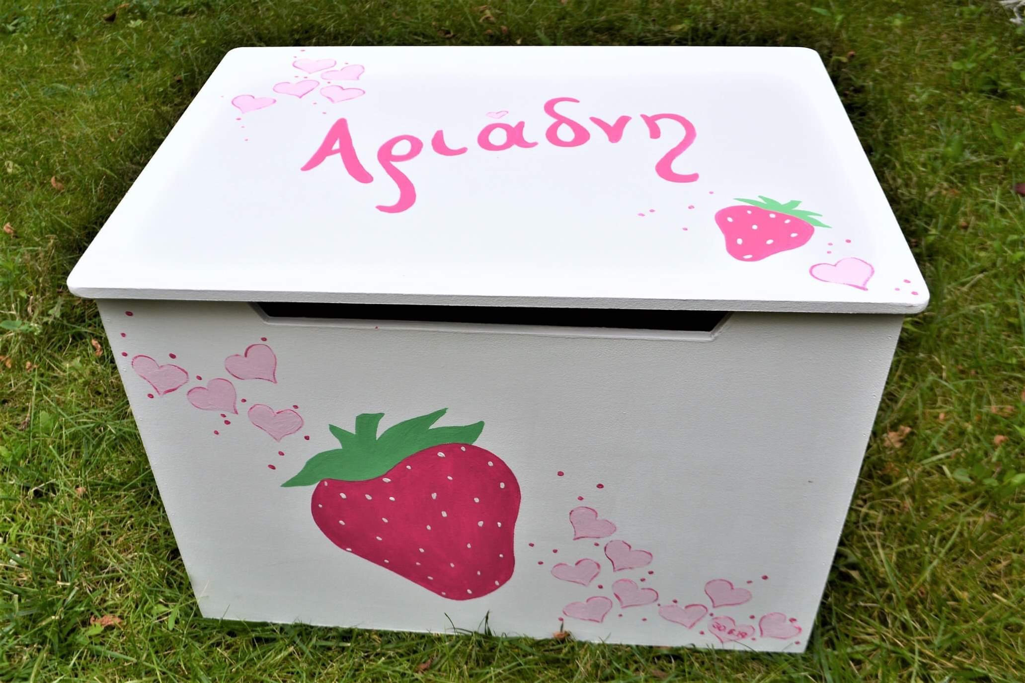 Ξύλινο κουτί βάπτισης ζωγραφιστό με θέμα φράουλα