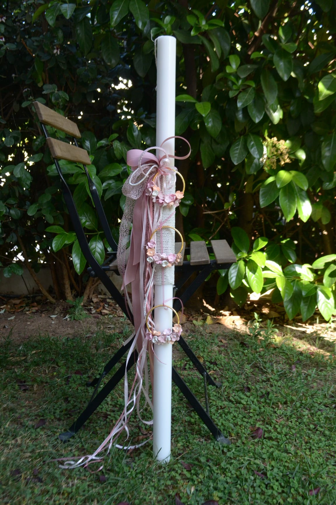 Λαμπάδα βάπτισης με κρικάκια με χειροποίητα λουλούδια