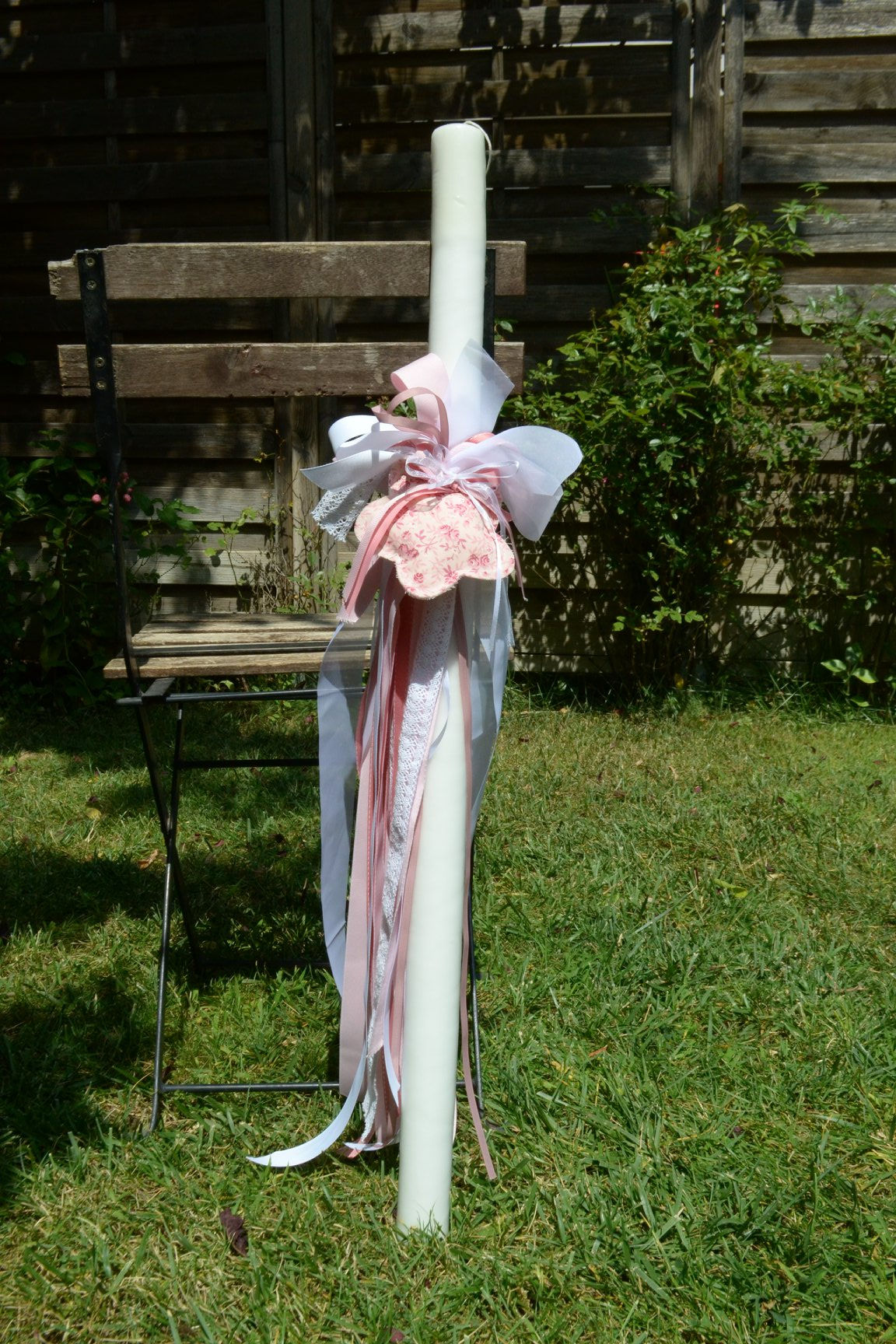 Χειροποίητη λαμπάδα βάπτισης με υφασμάτινο λουλούδι