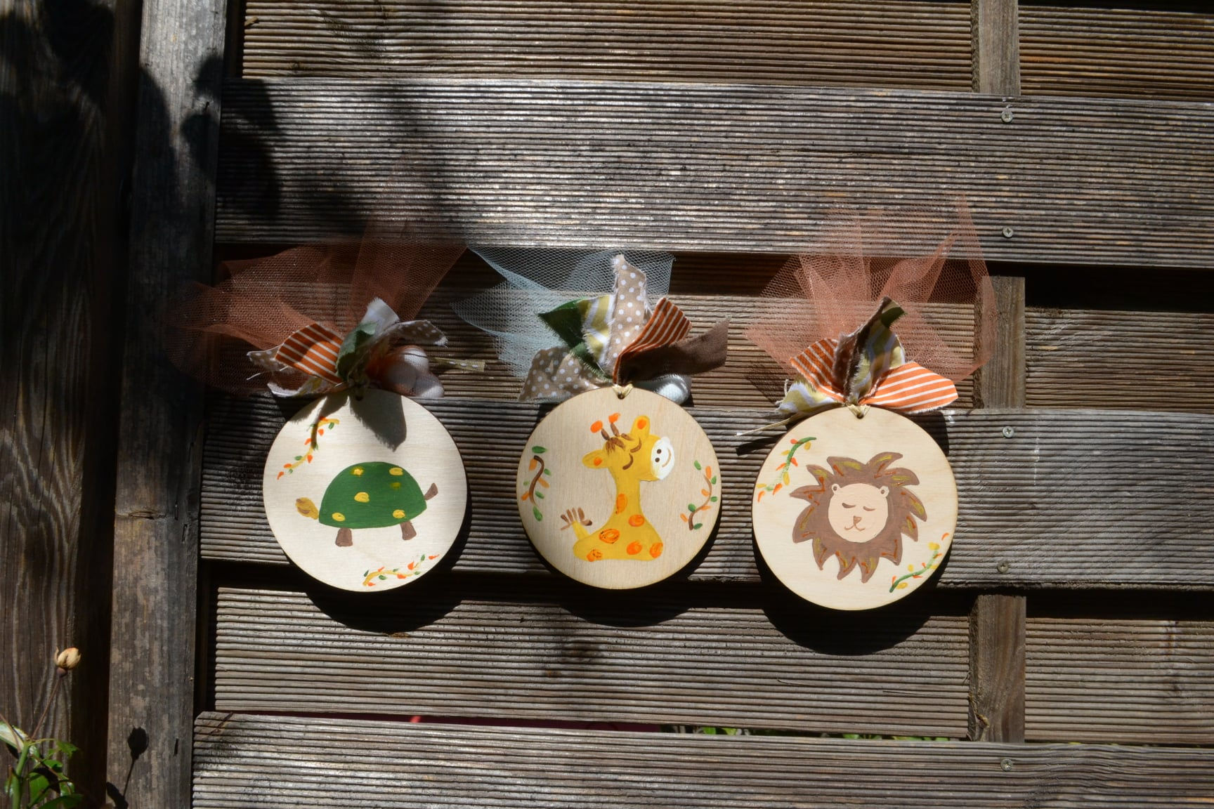 Μπομπονιέρες βάπτισης στρογγυλές και ξύλινες