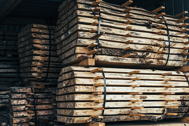 Holzstoß mit Massivholz.
