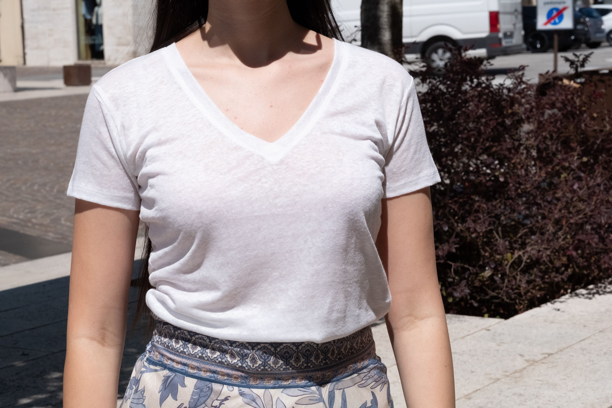 T-shirt basic satin con scollo a V – Saint Barth