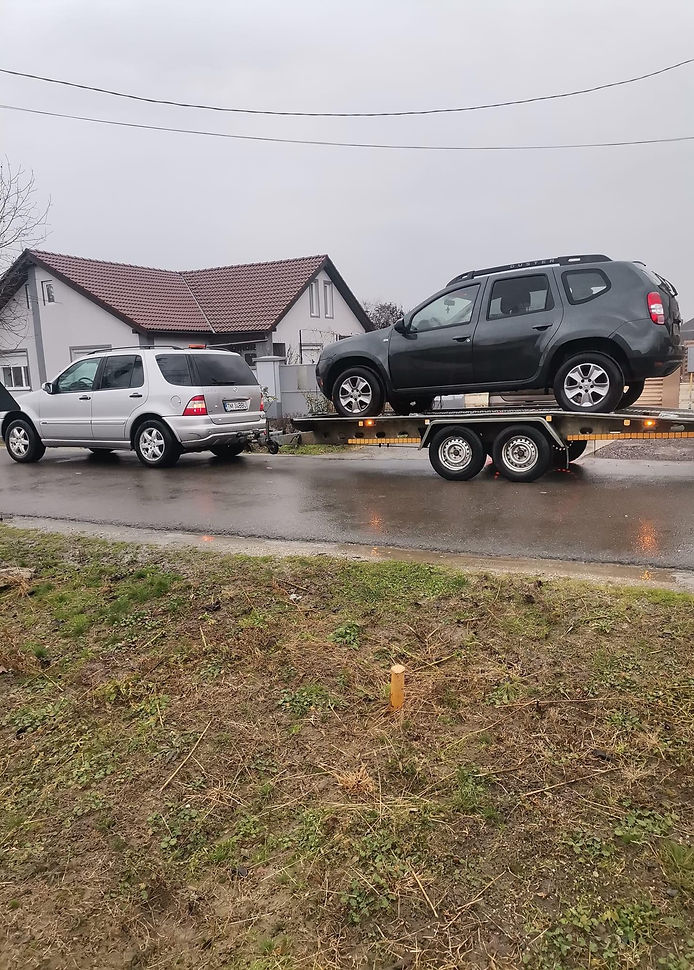 Un Mercedes 4x4 care trage o platforma cu un alt Suv defect