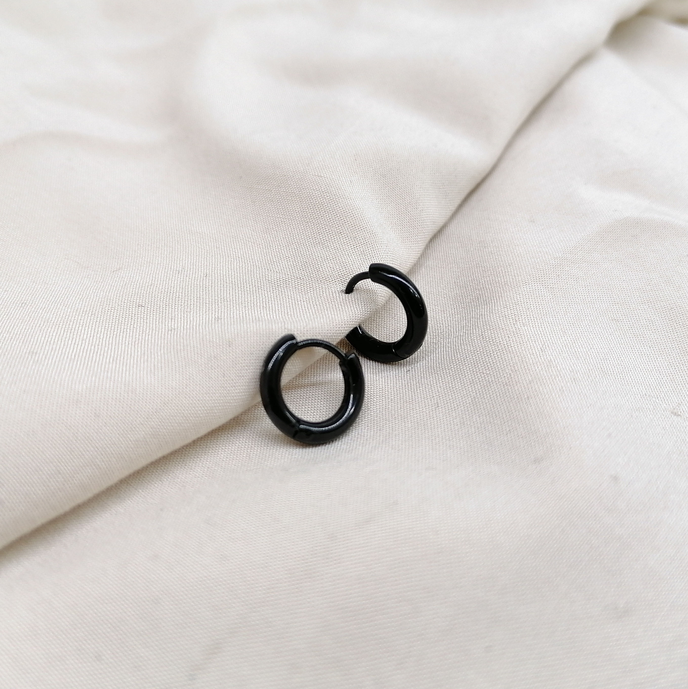 შავი პატარა საყურეები 🖤