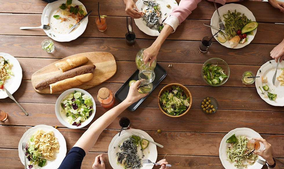 Brunch du lendemain de mariage dressé dans un cadre chaleureux à domicile