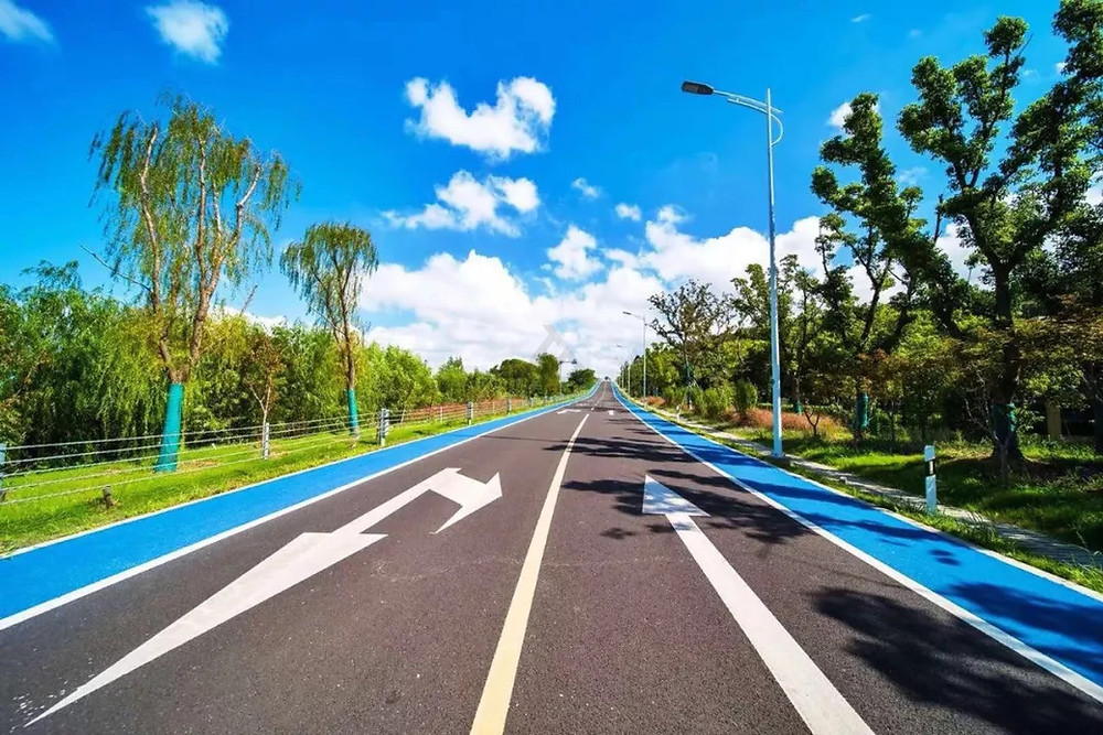 A particularly blue sky on the dedicated lakeside cycling track.