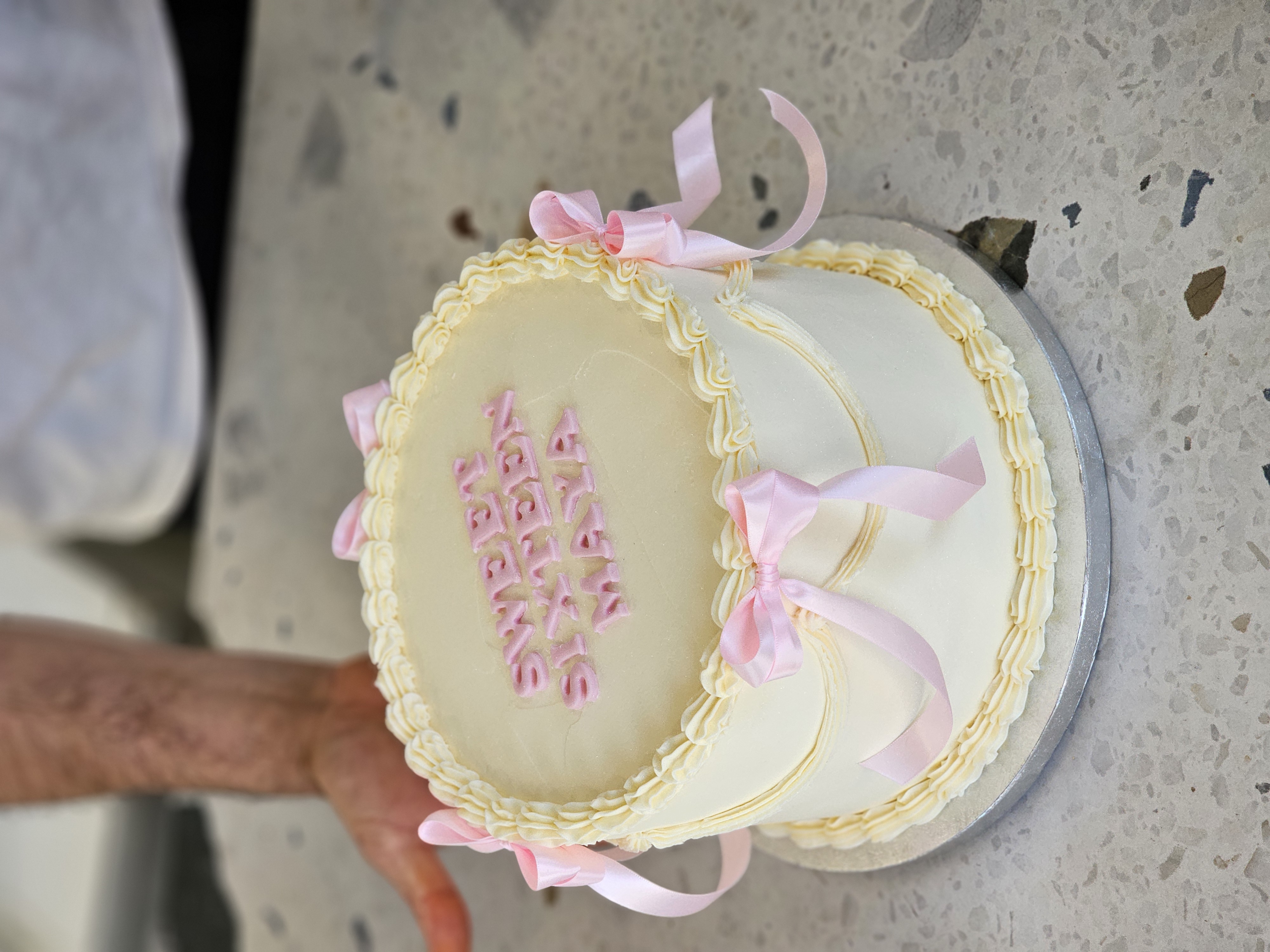Vintage cake with ribbons 30 pers (2 tiers) | Triple chocolate | Hvid med lyserøde sløjfer